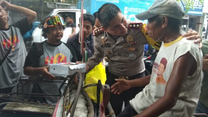 
HPN ke-73, Jurnalis Probolinggo Bagi – bagi Nasi Kotak dan Tumpengan ke Sejumlah Pengguna Jalan