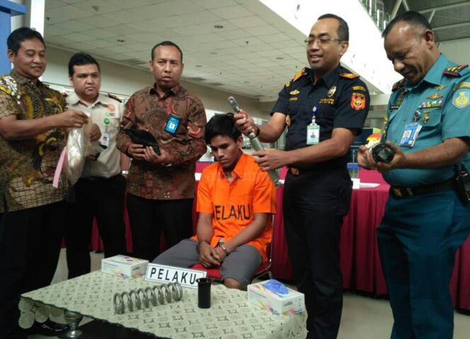 
Petugas Gabungan Juanda Surabaya Gagalkan Penyelundupan Sabu 1,110 Kg