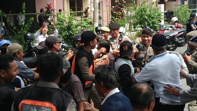 
Belum Coblosan, Puluhan Massa Serang Gudang Surat Suara KPU Malang