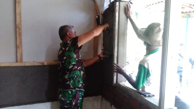 
Koramil Gempol Gelar Bedah Rumah, Warga : Terima Kasih Pak Tentara