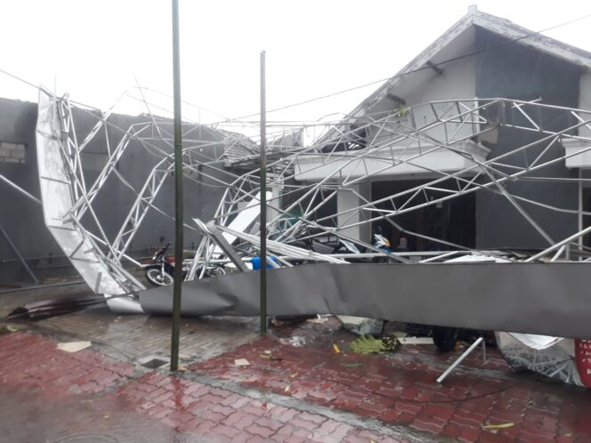 
Disapu Angin Puting Beliung, Sejumlah Rumah di Tanggulangin Sidoarjo Rusak 