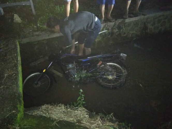 
Ngantuk, Pemotor Nyemplung ke Kolong Jembatan di Pandaan