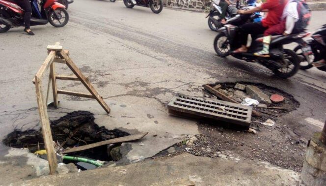 
Warga Dinoyo Keluhkan Jalan yang Rusak Parah