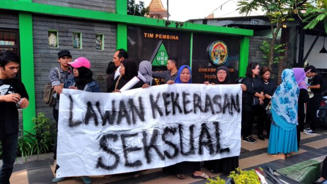Kantor Disdik Kota Malang  Digeruduk Aliansi Masyarakat Anti Kekerasaan Seksual