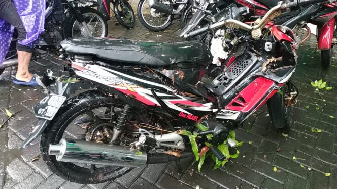 
Sepasang Suami Istri Ini Tertimpa Pohon yang Tumbang