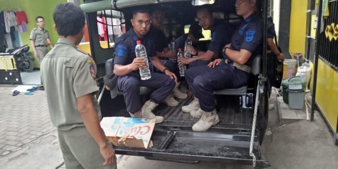 
Satpol PP Probolinggo Amankan Puluhan Botol Miras dan Minol