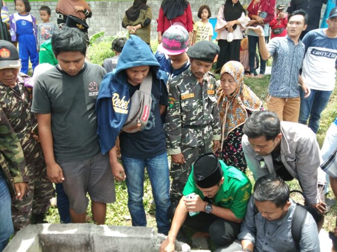 
Ratusan Warga di Beji Kompak Menutup Saluran Pembuangan Limbah  