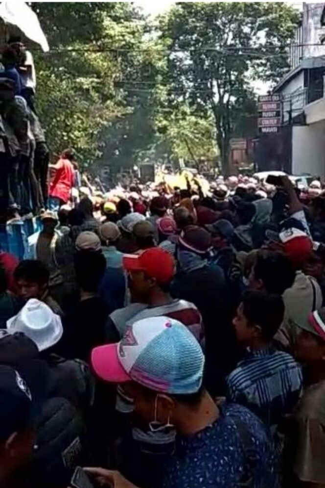 
Tagih Proges Kasus Prona, Ratusan Warga Srimulyo Dampit Demo di Depan Polres Malang