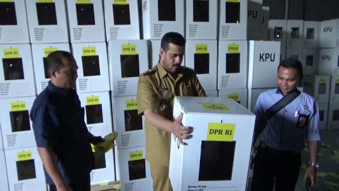 
Sidak KPU, Wali Kota Probolinggo Temukan Banyak Surat Suara Rusak