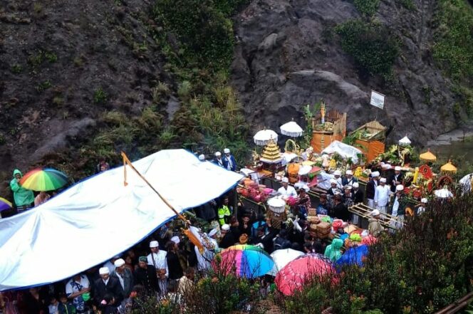 
Umat Hindu Lereng Bromo Rayakan Melasti