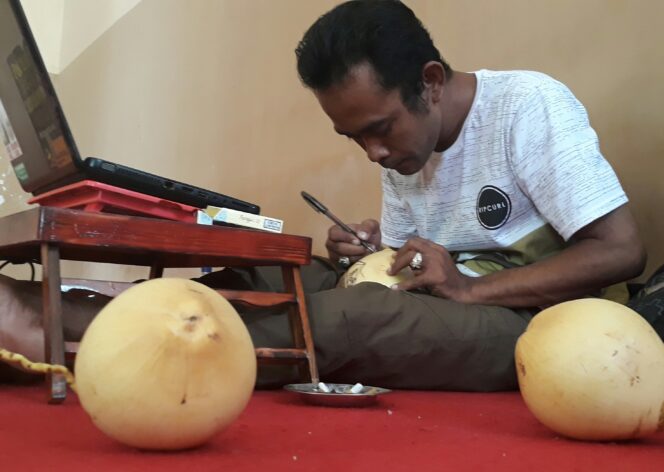 
Menelisik Jasa Pelukis Media Kelapa Gading untuk Ritual Mitoni yang Masih Bertahan