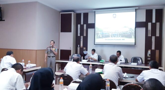 
Pemkab Probolinggo Sosialisasikan Perubahan Status Anggota Satpol PP Kecamatan