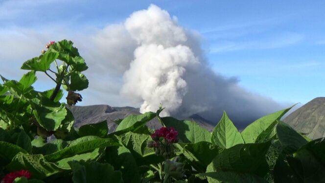 
Bromo Erupsi, Lautan Pasir Terpapar Abu Vulkanik