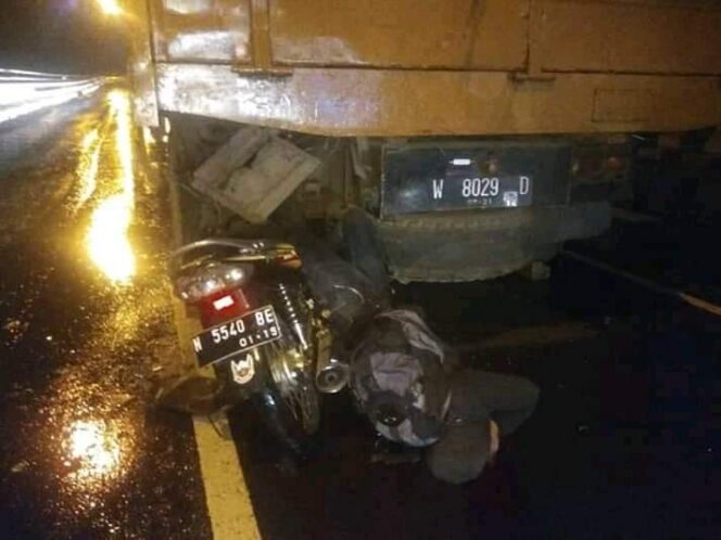 
Diduga Mengantuk,Pengendara Motor Tabrak Bak Truk