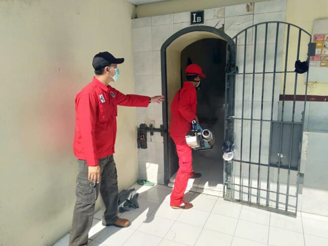
Tekan Penyebaran Demam Berdarah, Dinkes Probolinggo Lakukan Fogging di Rutan Kraksaan