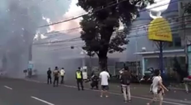 
Diesel Runaway Milik Sekolah Wonder Bridge Terbakar