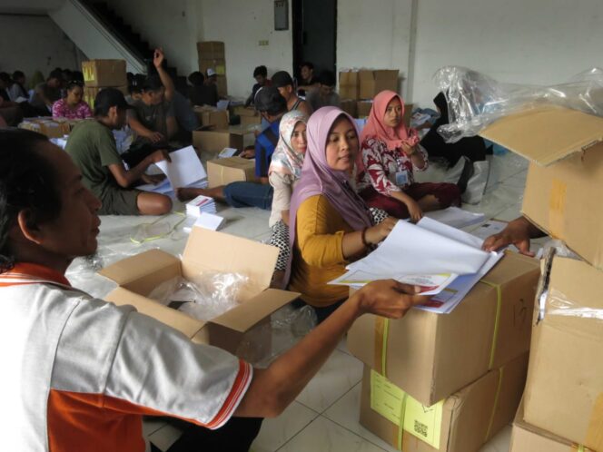 
KPU Sidoarjo Ngelembur Lakukan Penyortiran Surat Suara