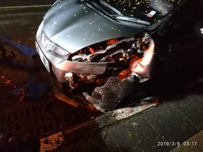 
Braakk, Mobil Grab Tabrak Pohon di Dekat Rumdin Kodim 0833 Malang