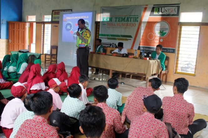 
Menjadi Ancaman, Mahasiswa Unira Malang Gandeng Polsek Dampit Adakan Penyuluhan ‘Napza’