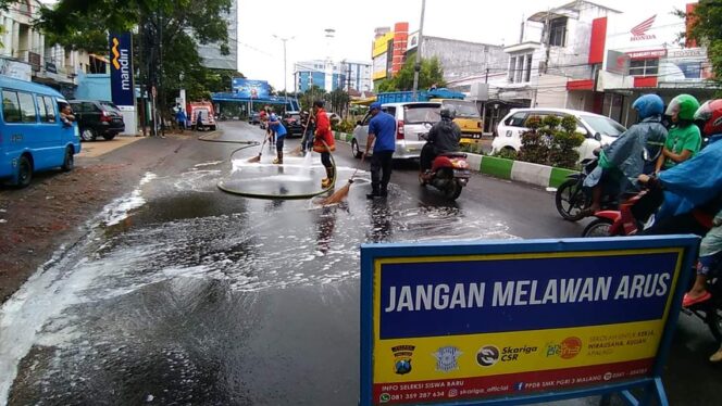 
Bersihkan Ceceran Oli di Jalan, Tiga Mobil PMK Diterjunkan