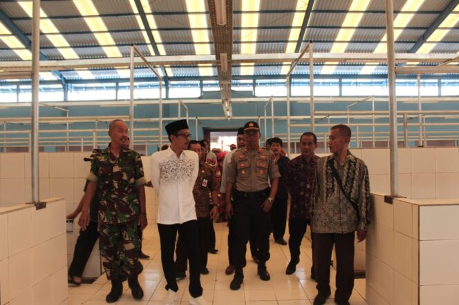 
Anggota DPR RI Resmikan Pemanfaatan Pasar Rakyat Bantaran 