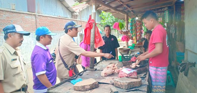 
Antisipasi Peredaran Bahan Pangan Asal Hewan Tak Layak Dikonsumsi, DPKH Probolinggo Lakukan Pengawasan 