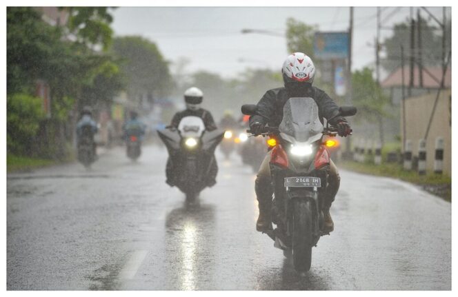 
Ini Tips Berkendara Aman dan Nyaman Saat Musim Hujan