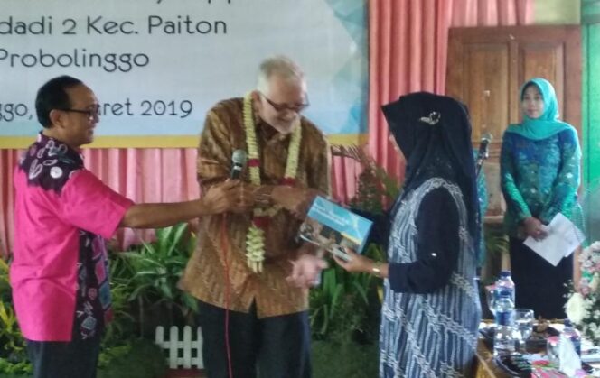 
Direktur Program INOVASI Mark Heward Kunjungi Dua Sekolah di Paiton