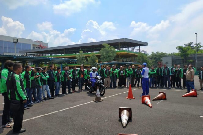
MPM Motor Beri Edukasi Safety Riding 200 Ojek Online di Surabaya