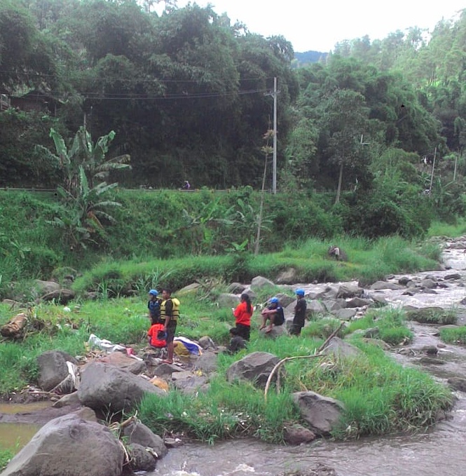 Diduga Terpeleset, Pria Paruh Baya Hanyut Terbawa Arus Sungai Buyak