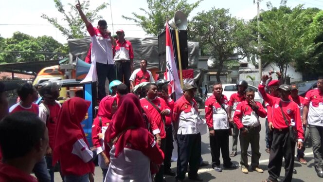 
Ratusan Demonstran Gruduk Kantor KPU Kabupaten Probolinggo