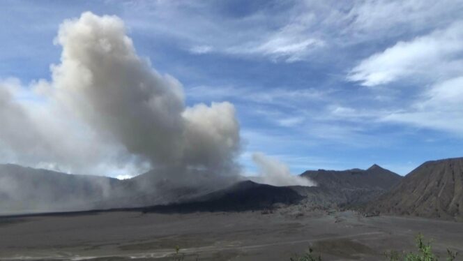 
Bromo Erupsi, Warga dan Wisatawan Dihimbau Tidak Masuk Zona Larangan 