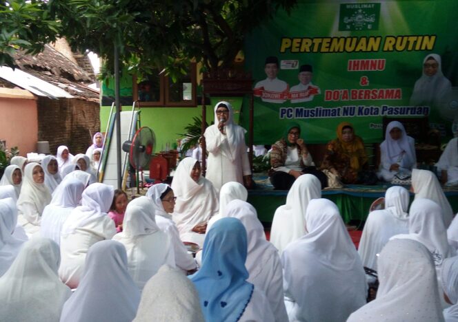 
Ibu-ibu Muslimat NU Pasuruan Gelar Istighotsah Doakan Jokowi Menang