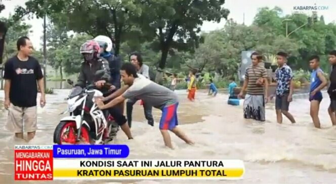 
Ini Video Jalur Pantura Pasuruan Lumpuh Terendam Banjir