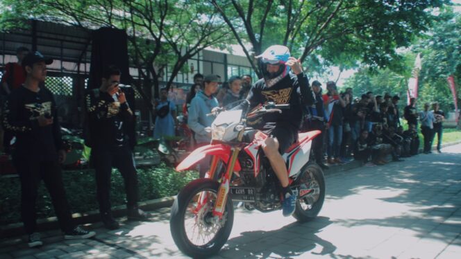 
500 Konsumen dan Komunitas Ikuti Supermoto Street Modification CRF 150