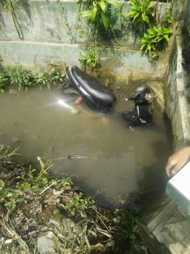 
Kakek Gondanglegi Tewas Setelah Motornya Masuk Got Sukonolo