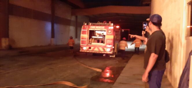 
2 Jam Terbakar, Api di Gudang Penyimpanan Bahan Baku Pakan Ternak Akhirnya Padam