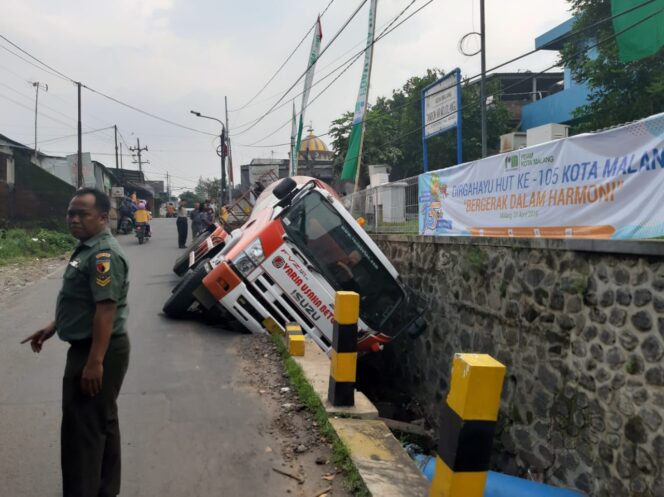 
Jalan Ambles, Truk Molen Terperosok di Got