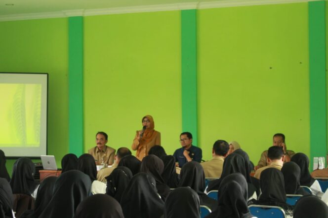 
Dispendik Probolinggo Berikan Pembinaan Bagi Ratusan CPNS Tenaga Guru