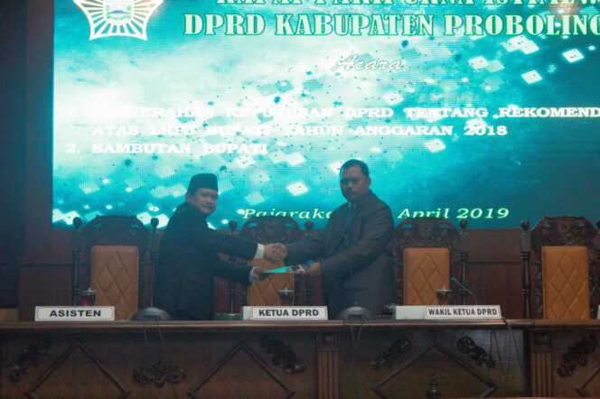 
DPRD Kabupaten Probolinggo Serahkan Rekomendasi LKPJ Bupati 2018