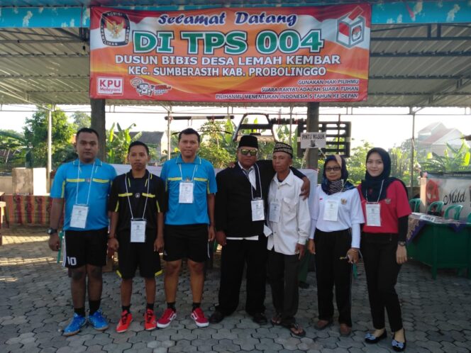 
Ajak Masyarakat Nyoblos, TPS Pun Disulap Bernuansa Bola