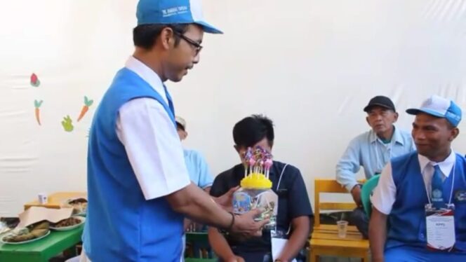Di TPS Ini Petugas Kenakan Baju Seragam Anak TK dan Bagi-bagi Permen