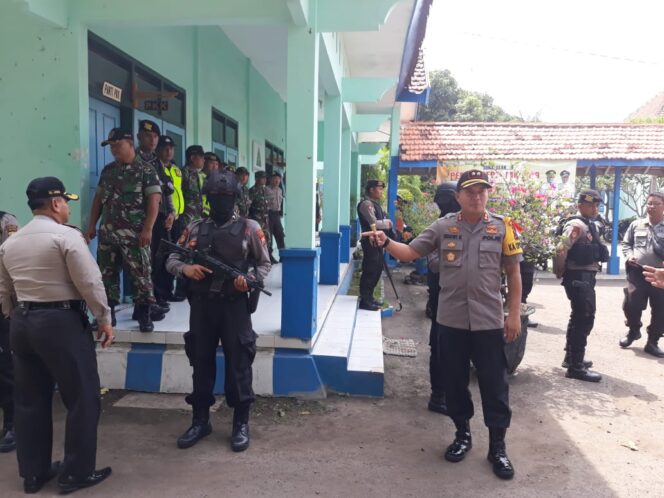 
Pasukan Bersenjata Lengkap Siap Amankan Suara Masyarakat Probolinggo