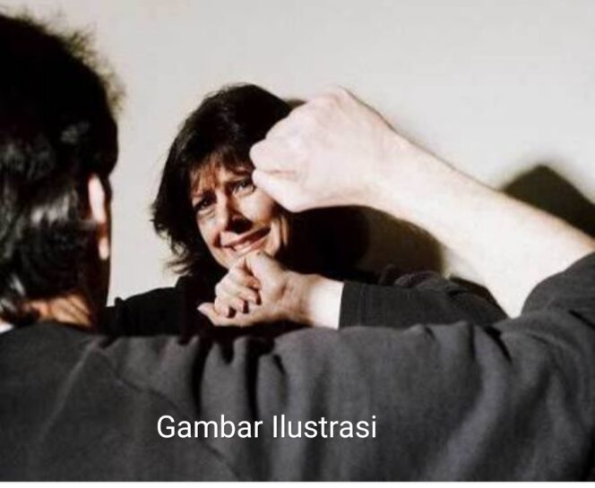 
Hanya Gara-gara Rebutan Remote TV, Suami Tega Hajar Istri hingga Berdarah