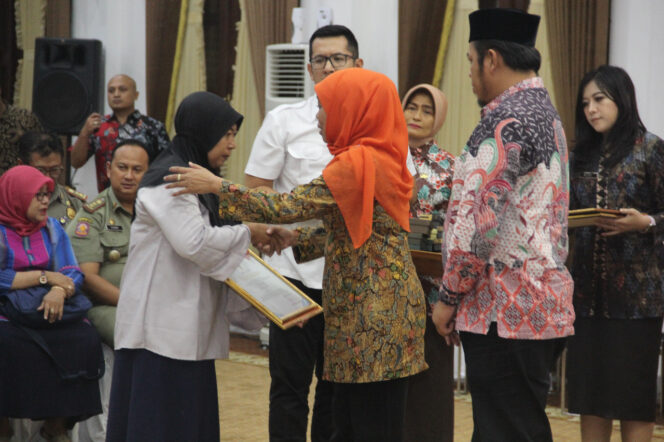 
Pemerintah Beri Santunan ke Warga Pasuruan yang Keluarganya Gugur Jadi “Pahlawan Demokrasi” 