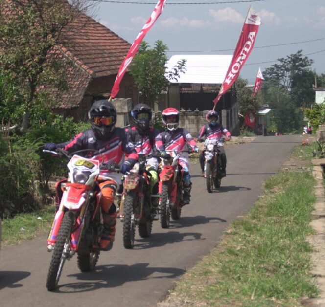 
Sensasi Berpetualangan bersama Honda CRF Melintasi Tiga Gunung di Seri Perdana