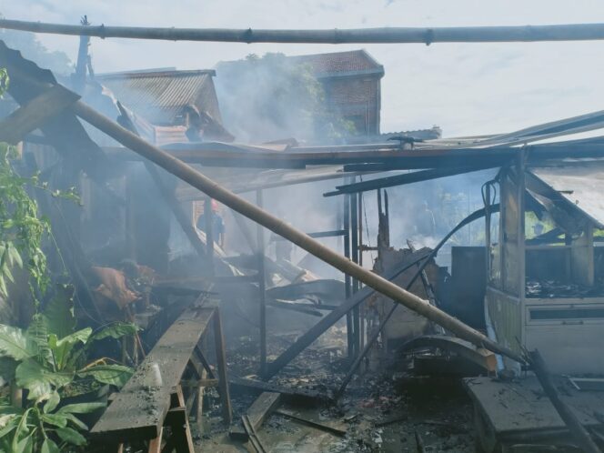 
Ditinggal ke Warung Beli Rokok, Rumah Semi Permanen Ludes Terbakar