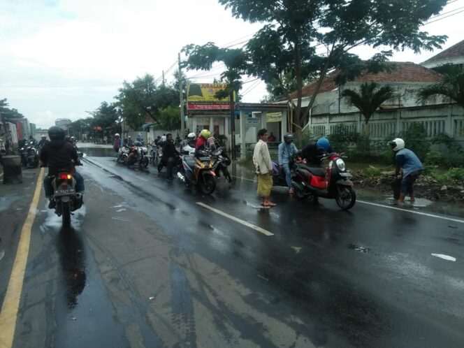 
Nekat Terobos Banjir, Puluhan Motor Mogok