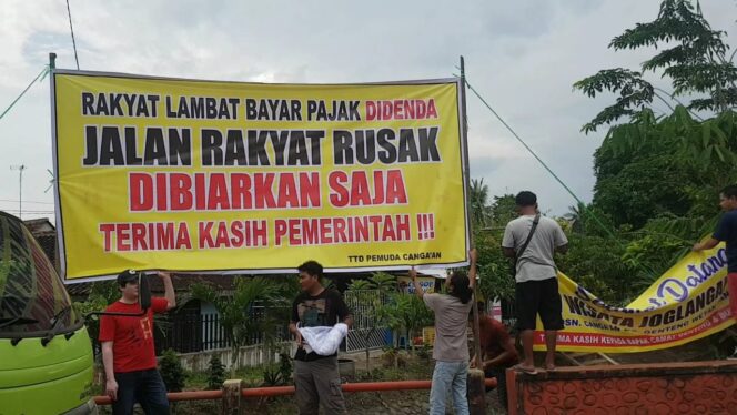 
Jalan Tak Kunjung Diperbaiki, Warga Kembali Buka Wisata Sewu Jeglongan di Banyuwangi