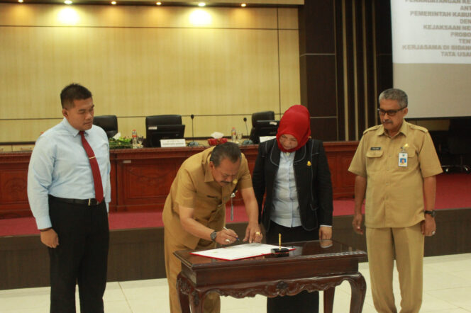 
Pemkab Probolinggo Teken MoU dengan Kejari di Bidang Hukum Perdata dan Tata Usaha Negara